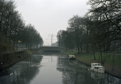 801642 Gezicht op het einde van de Stadsbuitengracht te Utrecht, ter hoogte van het Geertebolwerk, vanaf de ...